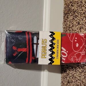 Mens shoe size 8-12 snoopy socks. New